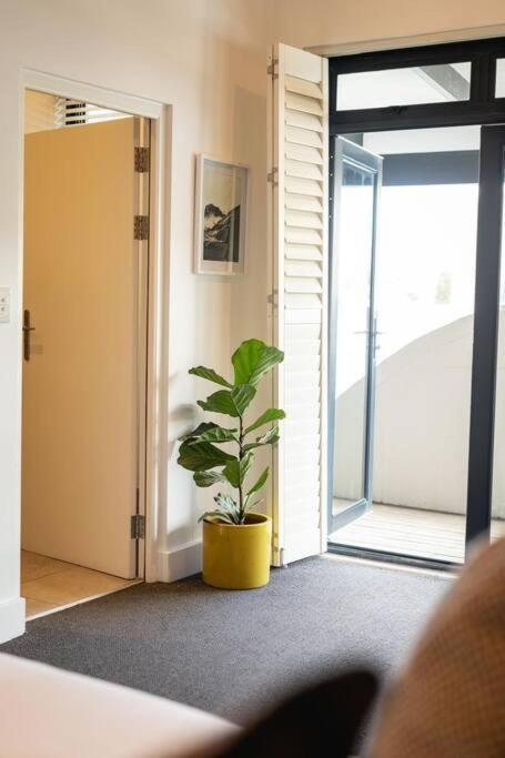 Waterfront, 7 Apartment *